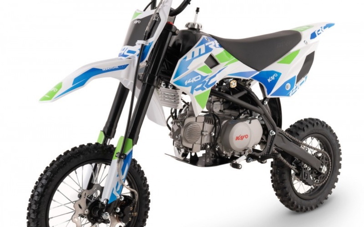 Motocykl terenowy, gotowy do jazdy po trudnym terenie.