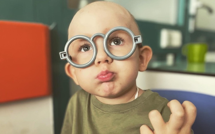 Chłopiec w okularach, z zamyśloną miną.