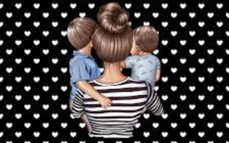 Kobieta trzymająca dwoje dzieci, widok z tyłu.