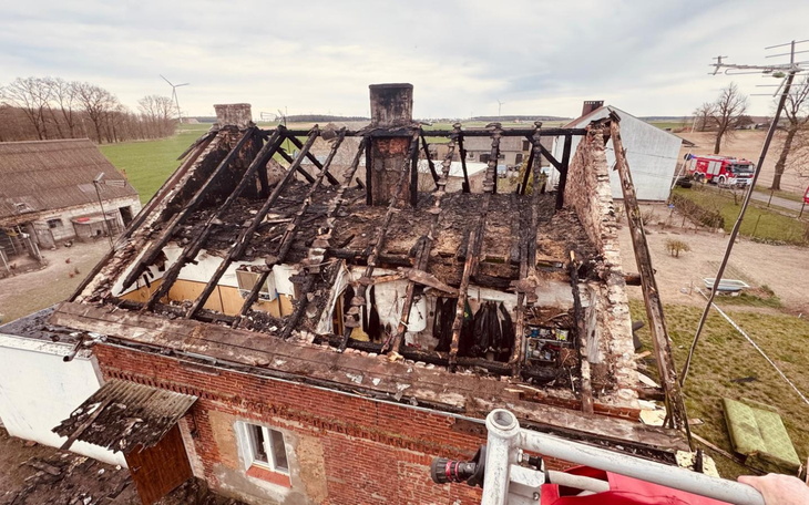Zniszczony dach budynku po pożarze.