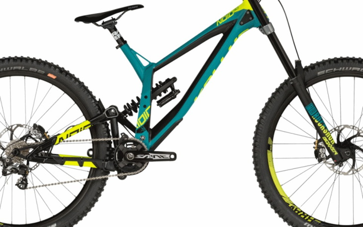 Nowoczesny rower górski w kolorze niebiesko-żółtym.