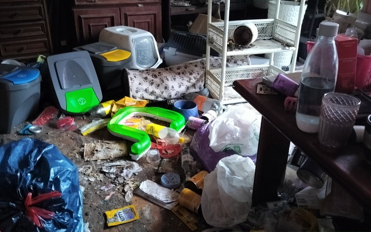 Zabałaganione pomieszczenie z różnymi przedmiotami.