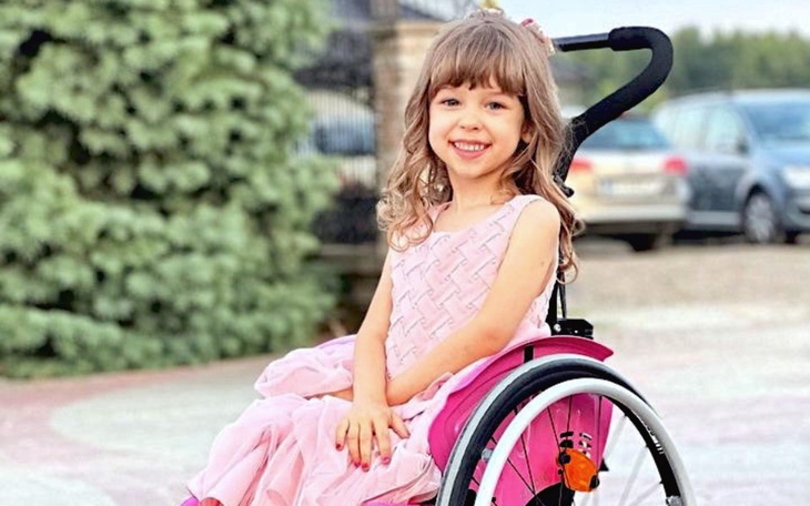 Mężczyzna na tle gór, selfie z flagami.