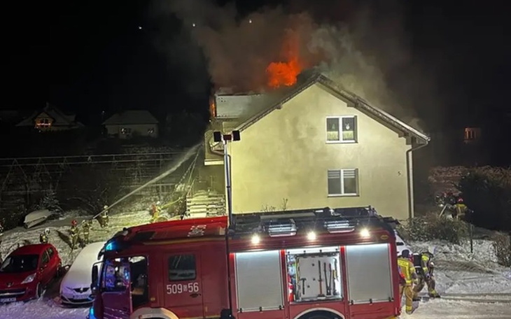 Pożar na dachu domu, strażacy w akcji.