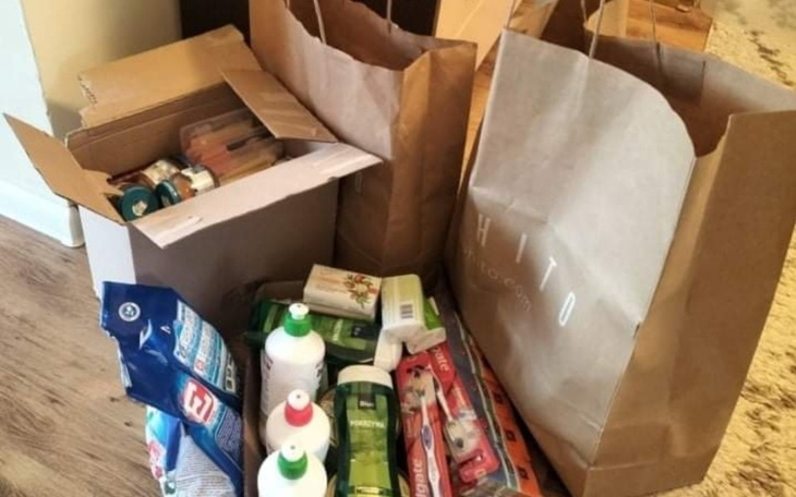 Torby z zakupami i produktami gospodarstwa domowego.