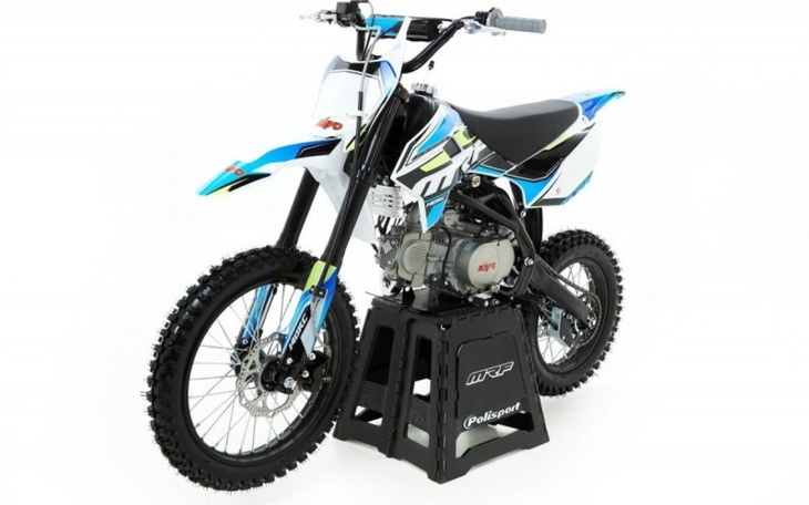 Nowoczesny motocykl crossowy na czarnym stojaku.