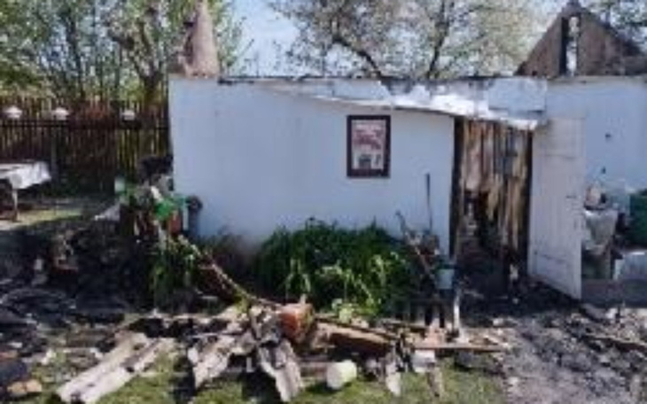 Zniszczony budynek po pożarze w ogrodzie.