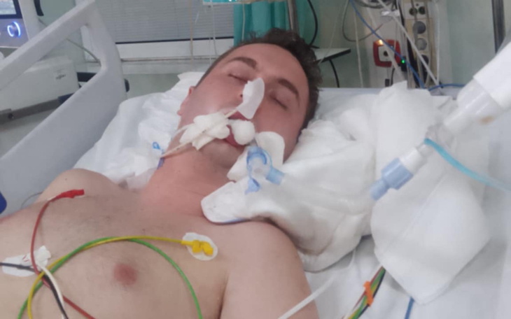 Mężczyzna w szpitalu z podłączonymi urządzeniami medycznymi.