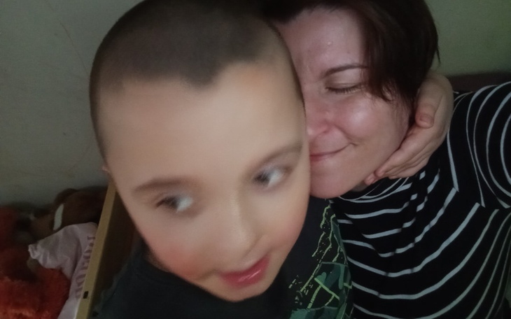 Dziecko i dorosły w uścisku, radosne chwile razem.