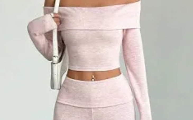 Stylowy różowy zestaw odzieżowy na modelce.