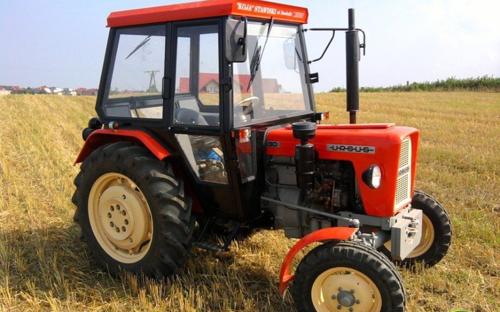 Traktor na polu, gotowy do pracy w rolnictwie.