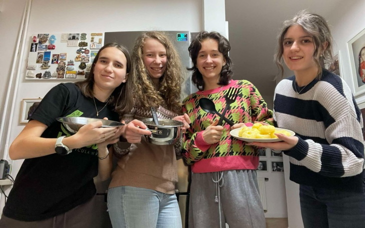 Różne butelki z detergentami na białym tle.