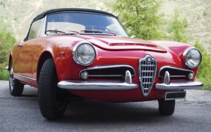 Czerwony samochód sportowy na tle gór.