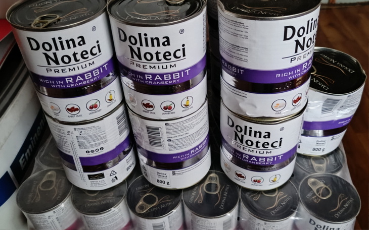 Puszki karmy dla psów z królikiem i żurawiną.