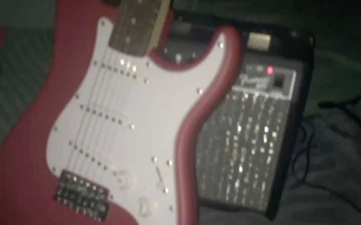 Gitarę elektryczną i wzmacniacz w słabym świetle, tworzą ciekawy klimat.