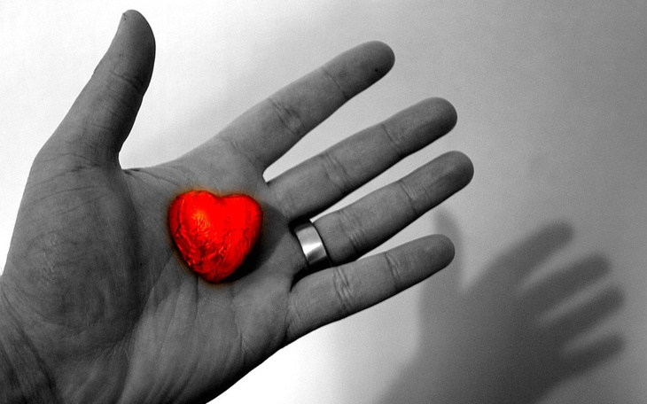 Czerwona serce w dłoni, symbol miłości i emocji.