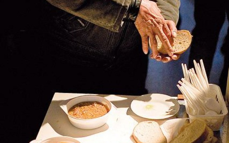 Zbiórka Zupa dla bezdomnych zimą. - zdjęcie główne