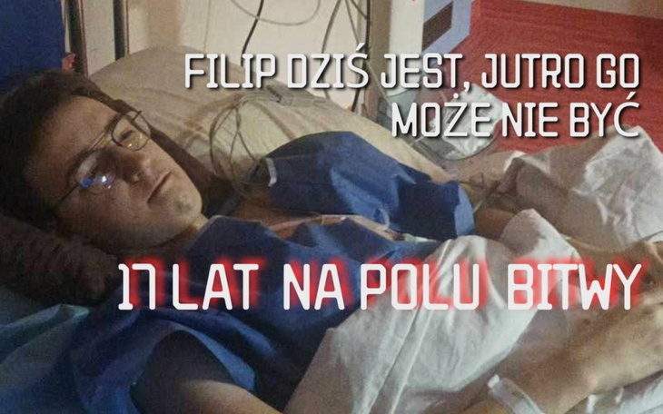 Młody mężczyzna w szpitalu, z przesłaniem o walce i nadziei.