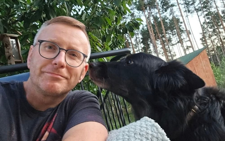 Mężczyzna z psem, spędzający czas na świeżym powietrzu.