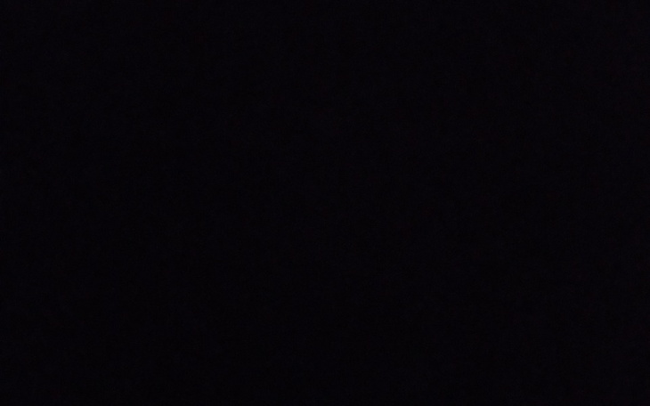 Ciemny obraz, prawdopodobnie zdjęcie w nocy.