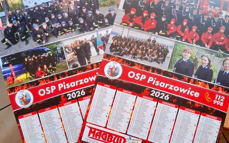 Kalendarze OSP Pisarzowice na rok 2026 z zdjęciami strażaków.