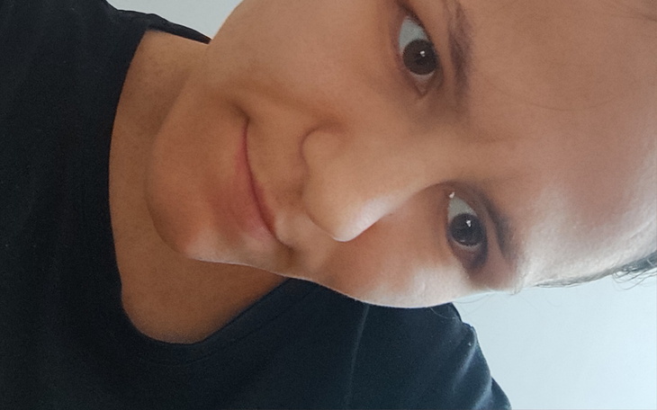 Portret osoby z bliska, z wyrazem twarzy pełnym emocji.