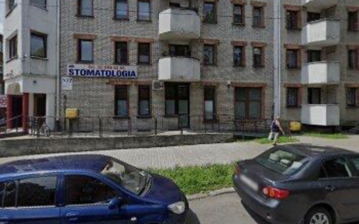 Budynek z napisem 'Stomatologia' na ścianie.