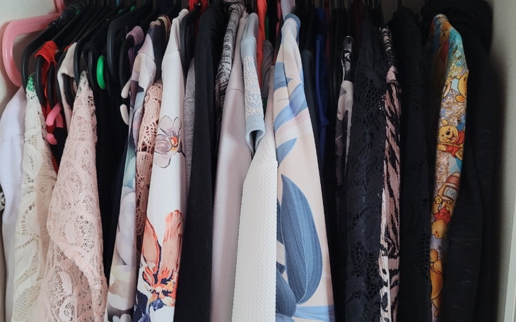 Wieszak z różnorodnymi ubraniami, w kolorowych wzorach.