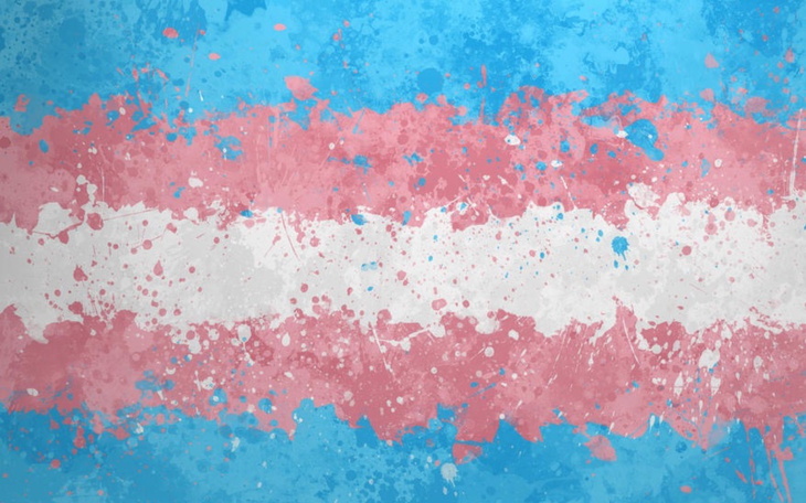 Tło w kolorach flagi transpłciowej, artystyczne plamy.
