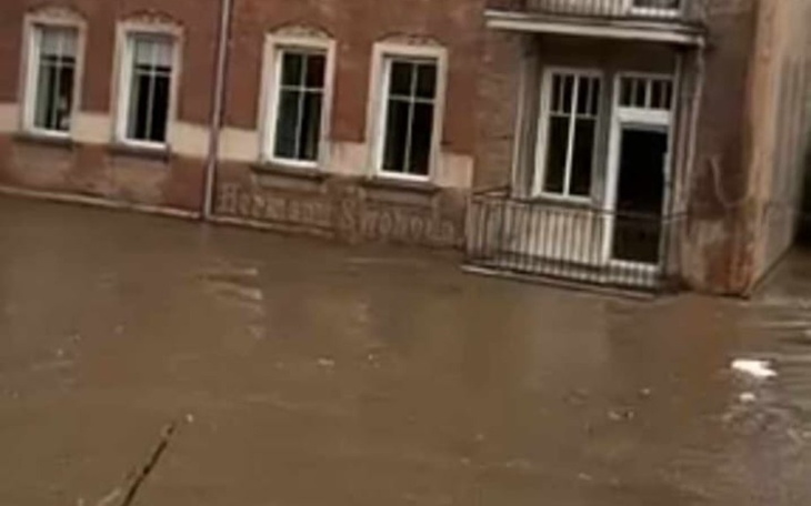 Zalane podwórko przed budynkiem.