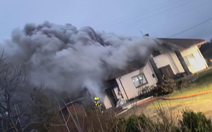 Pożar domu z dużą ilością dymu.