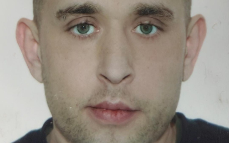 Zdjęcie mężczyzny z bliskim ujęciem twarzy.