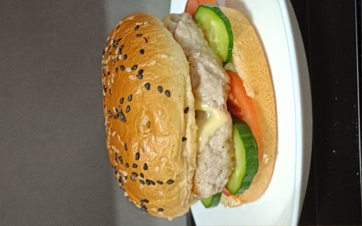 Burger z warzywami, podany na talerzu.