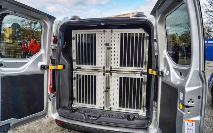 Pojazd z klatkami dla zwierząt w bagażniku.