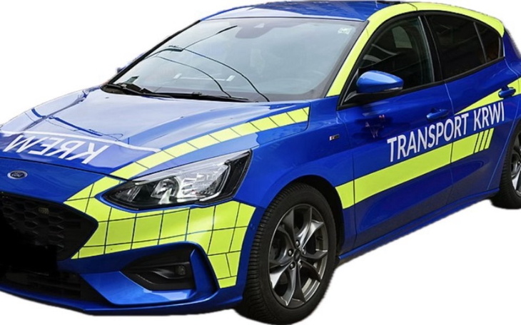 Niebieski samochód z napisem 'TRANSPORT KRWI'.