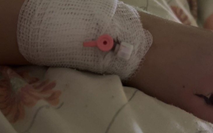 Zdjęcie ręki z opatrunkiem po zabiegu.