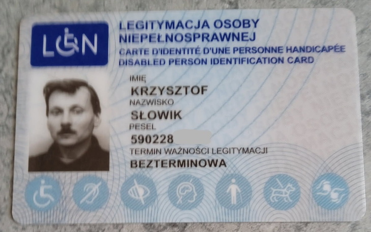 Legitymacja osoby niepełnosprawnej z danymi osobowymi.