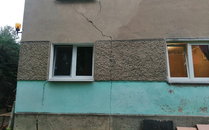 Pęknięcie na ścianie budynku z oknami.