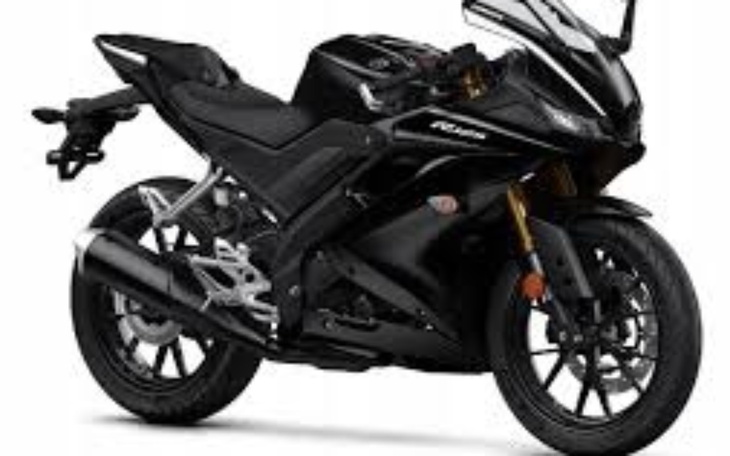 Motocykl sportowy w kolorze czarnym, model z aerodynamicznym designem.