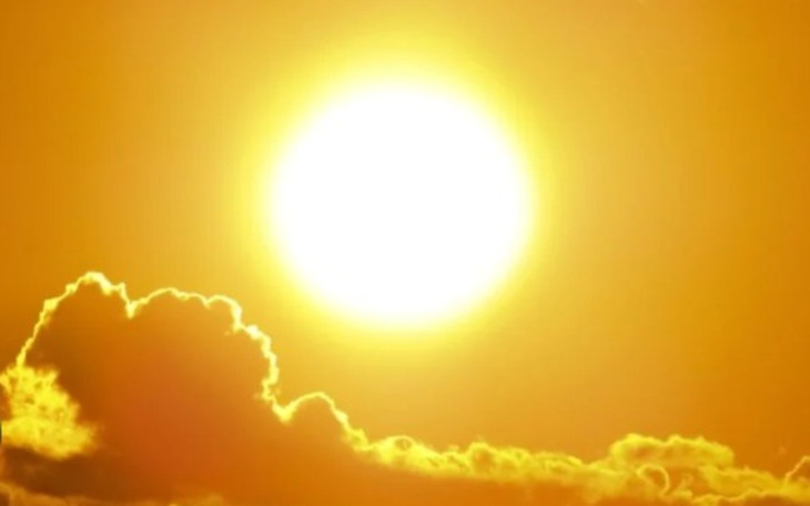 Słoneczny widok z chmurami na niebie.