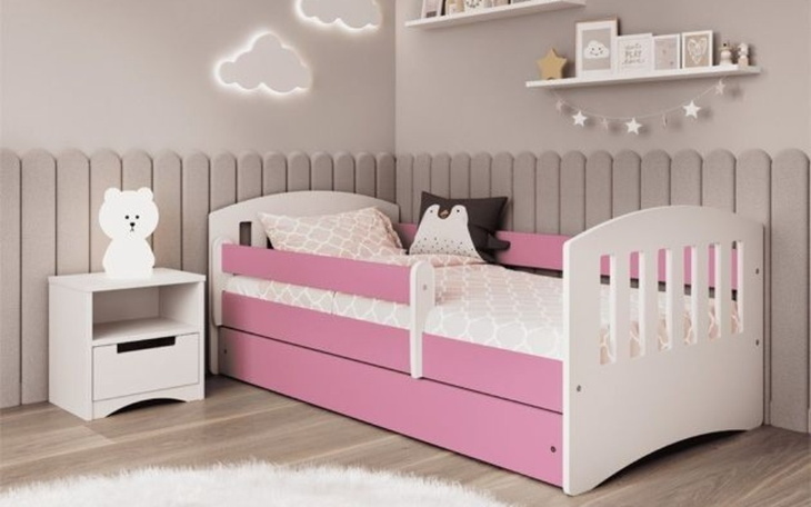 Pokój dziecięcy z łóżkiem i dekoracjami na ścianie.