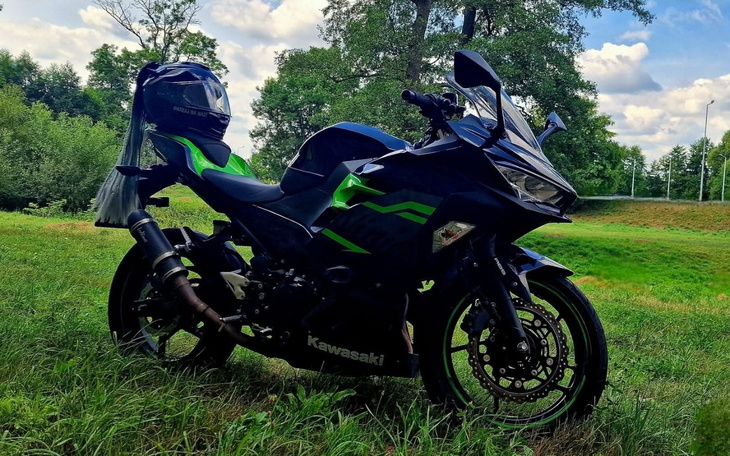 Motocykl Kawasaki w plenerze, widok z boku.