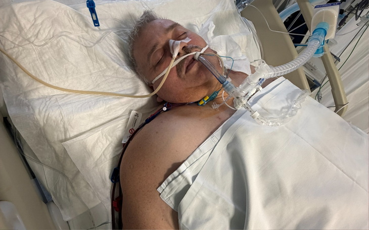 Mężczyzna w szpitalu, podłączony do aparatury medycznej.