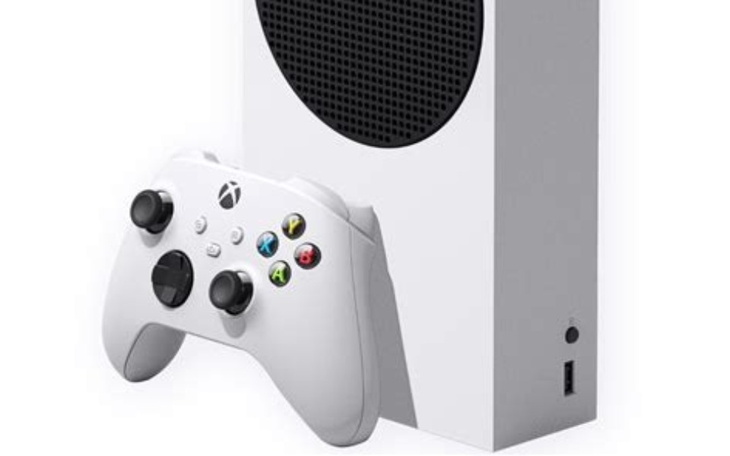 Konsola Xbox z kontrolerem, gotowa do gry.