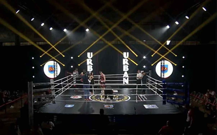Ring bokserski oświetlony reflektorami podczas zawodów.