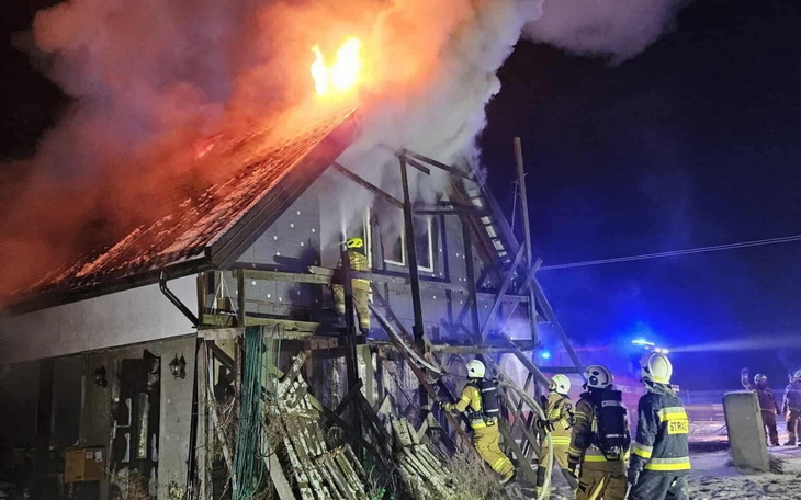 Pożar dachu domu, strażacy w akcji.