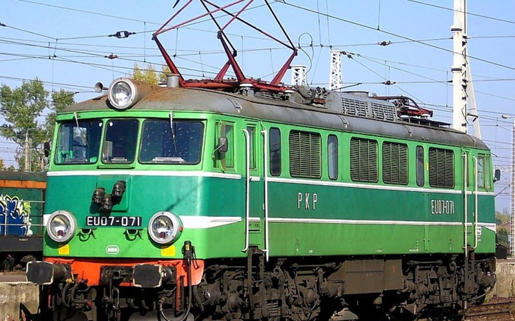 Zielona lokomotywa PKP EU07-071 na stacji kolejowej.