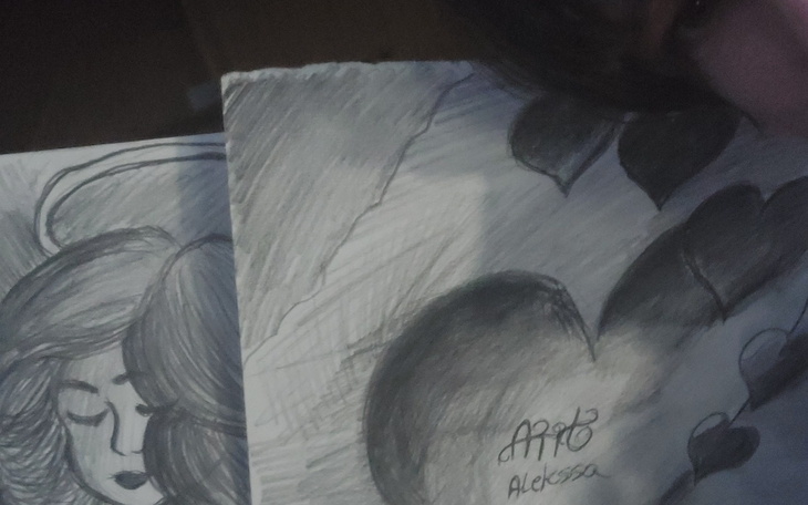 Rysunek przedstawiający postać z długimi włosami w odcieniach szarości.