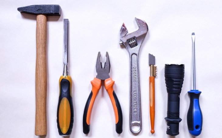 Zestaw narzędzi na białym tle, gotowy do pracy.