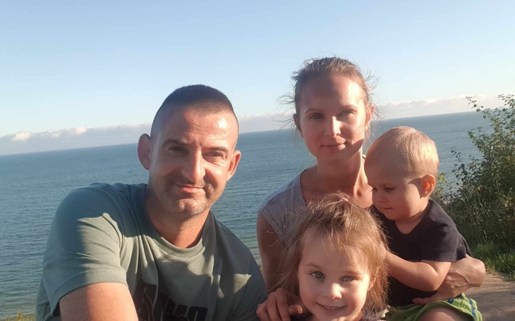 Rodzina na tle morza, uśmiechnięte twarze i piękne widoki.